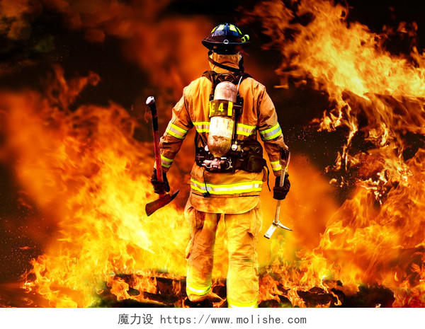 大火前一名消防员救火灭火